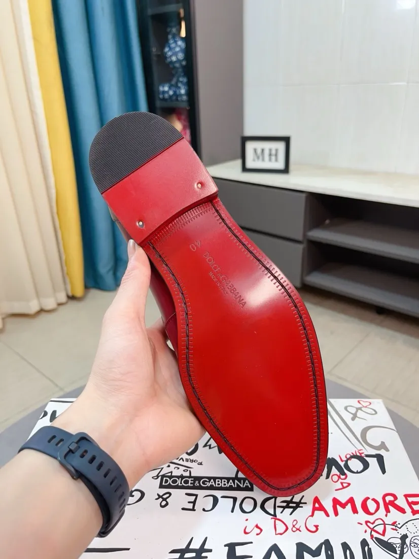 Men's shoes 💰540🌸🌸 [DG Dolce & Gabbana] High-end customized leather shoes. The upper is made of imported calf leather. Original hardware. I believe you will be impressed from the first time you see it. The avant-garde atmosphere can no longer fully interpret its elegance. AAA grade rubber outsole is super comfortable. The original cover last of the counter ensures its original version and quality. The upper is simple and the cowhide lining ensures its comfort and breathability. A pair of truly good shoes has its own unique soul, famous quality, and the first choice for successful people. Regular size 38-44 (45 customized)